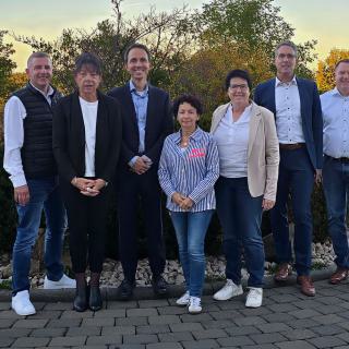 web-gruppenbild-vorstand-mit-jum